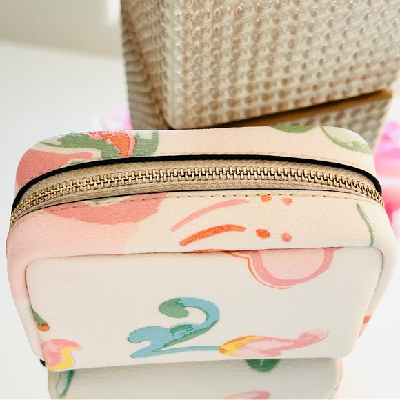 Coach Floral Small Boxy Cosmetic Case NWT - Picture 5 of 11